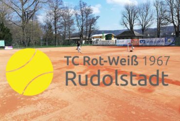 Blick auf die Tennisplätze des TC Rot-Weiß Rudolstadt mit Logo des Vereins