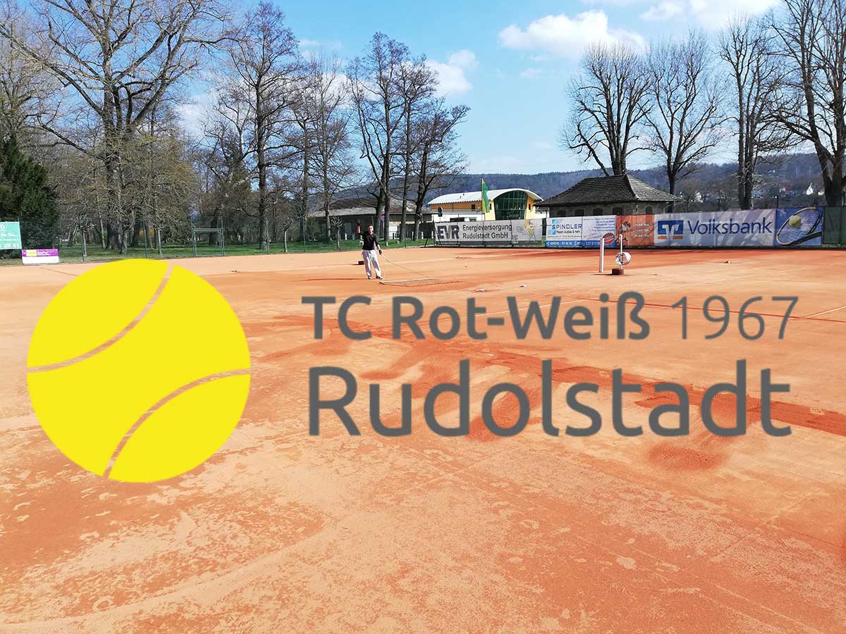 Blick auf die Tennisplätze des TC Rot-Weiß Rudolstadt mit Logo des Vereins