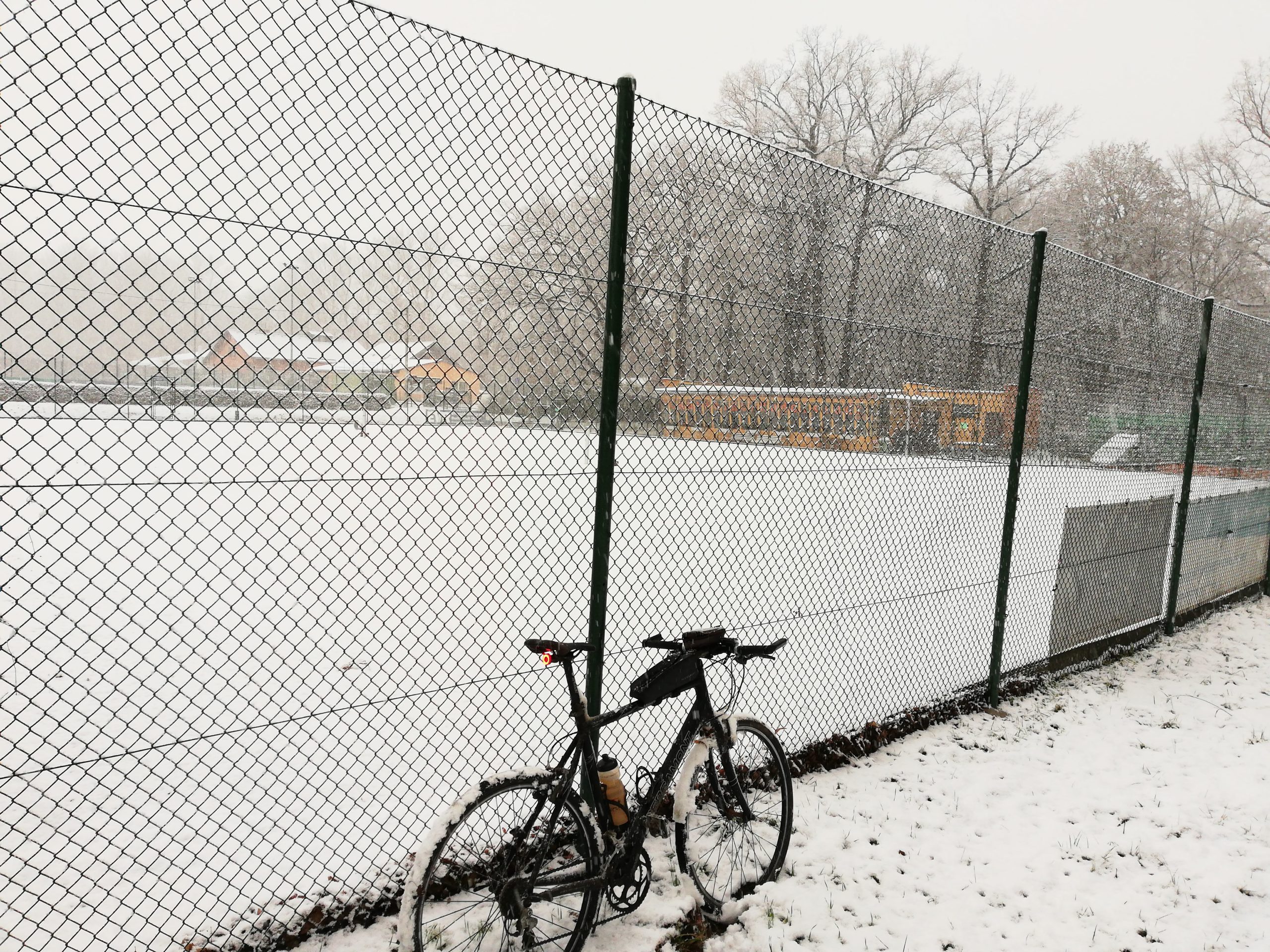 Schneebedeckter Tennisplatz im Heine Park Rudolstadt
